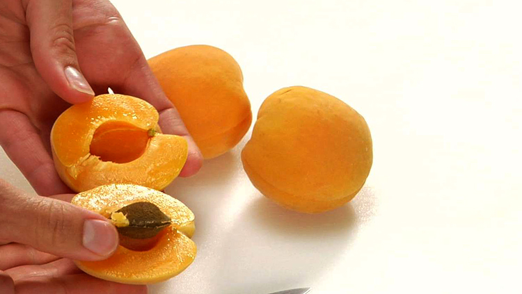 Свежие абрикос и косточки