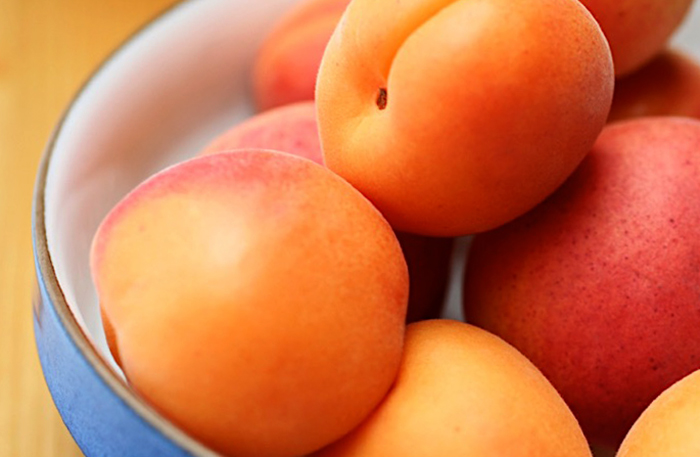 Свежие абрикосы