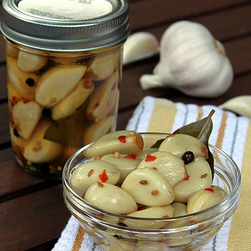 Аппетитный маринованный чеснок