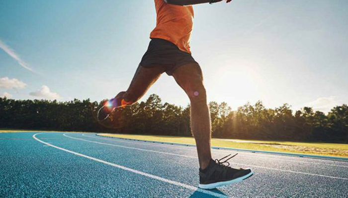 Мужчина бегает