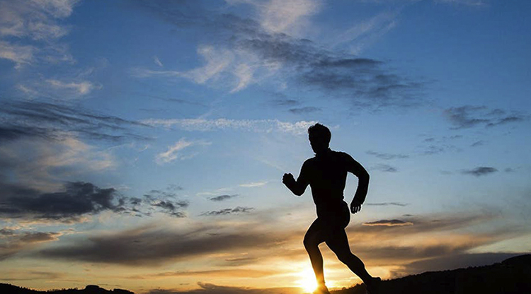 Мужчина бежит