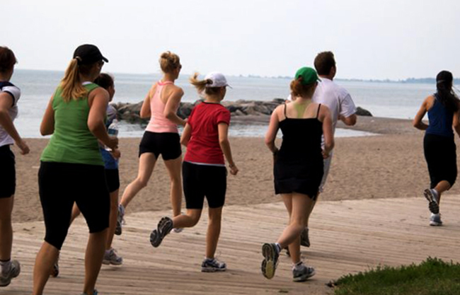 Люди бегают