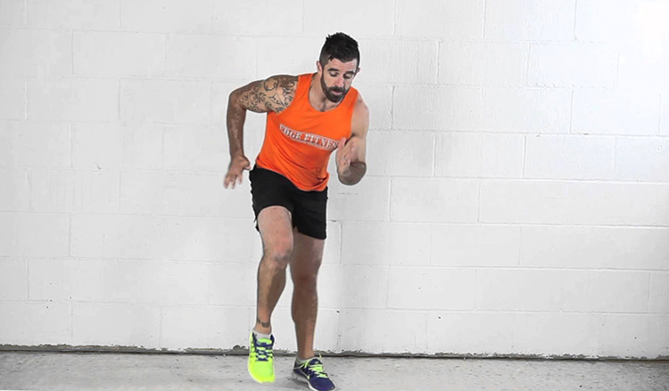 Мужчина бегает на месте