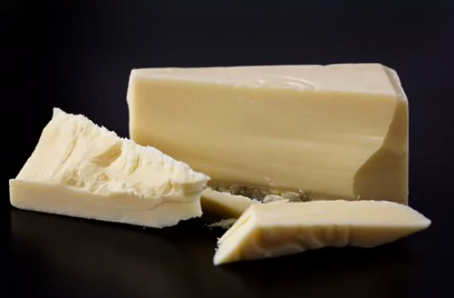 Разломанный белый шоколад