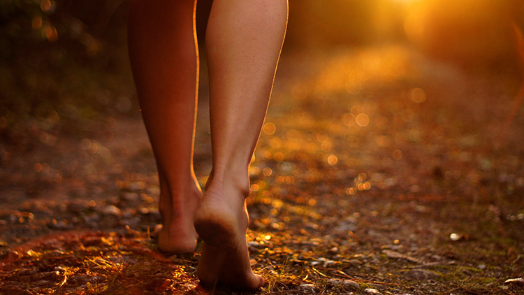 Женщина ходит босиком