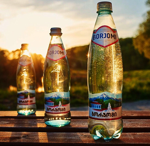 3 бутылки боржоми