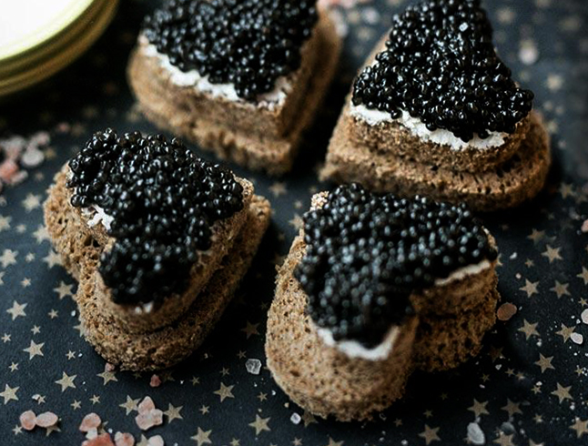 Бутылка с черной икрой