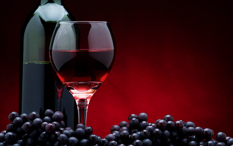 Бутылка и фужер