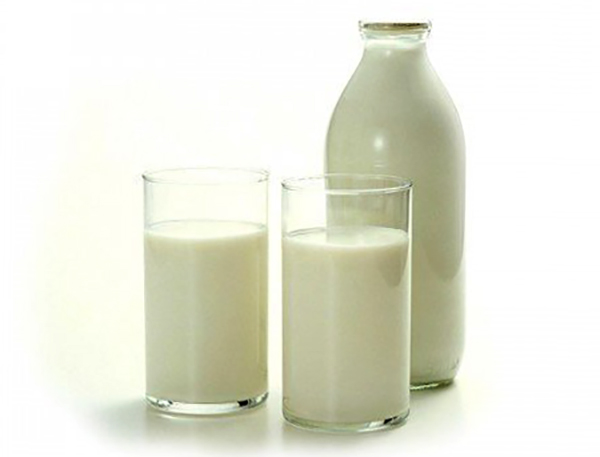 Бутылка и стаканы с кефиром