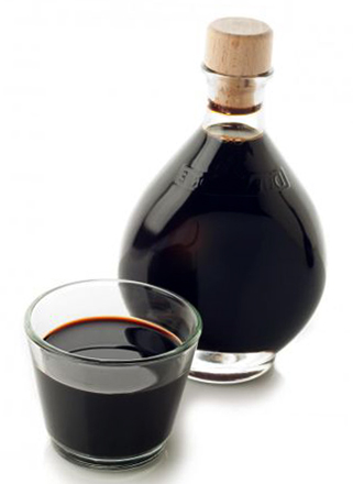 Бутылка и стакан уксуса