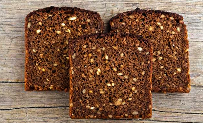 Черный цельнозерновой хлеб