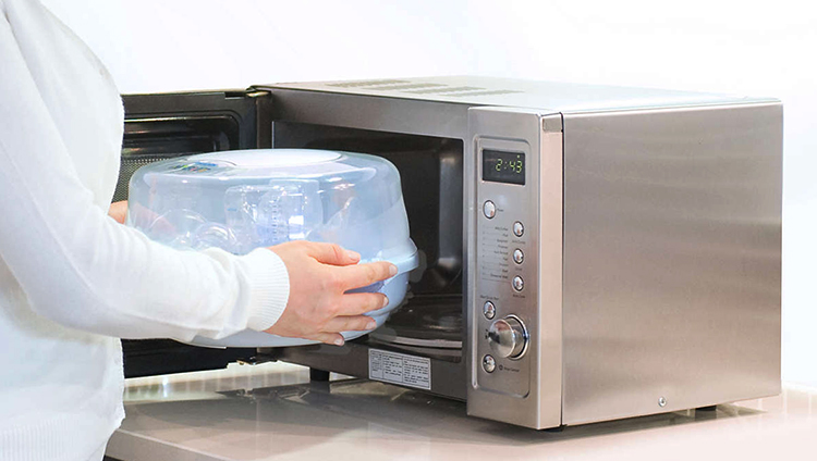 Человек использует микроволновку