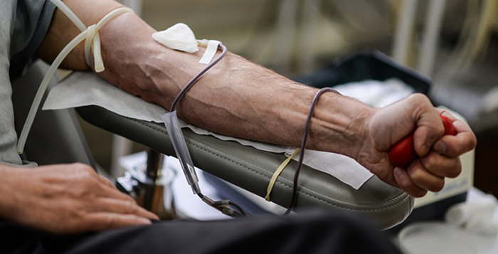 Человек сдает кровь