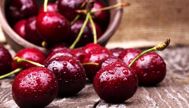 Свежая черешня
