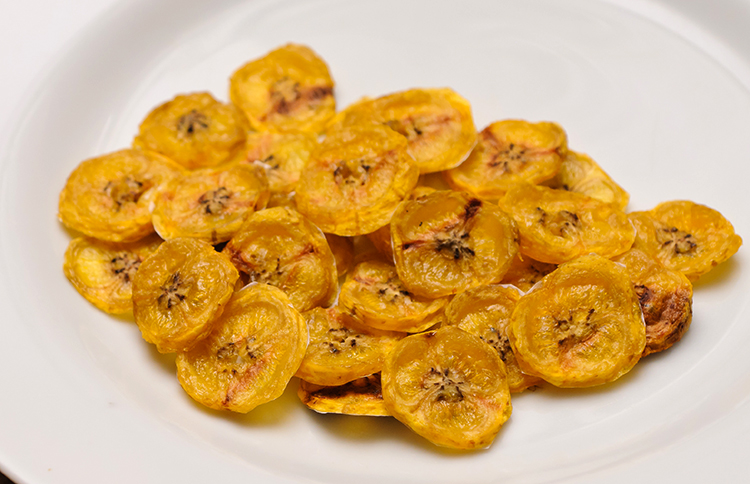 Чипсы в тарелке