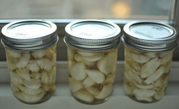 Чеснок в банках
