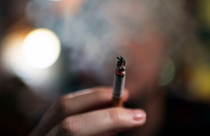 Курение сигареты