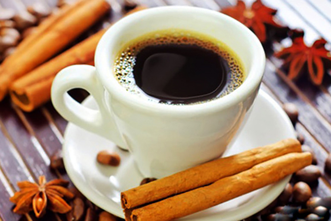 Чашка чая с корицей