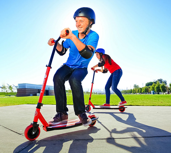 Дети на самокате