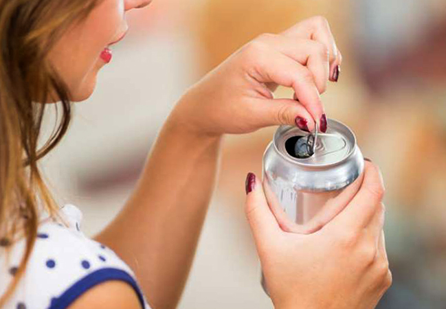 Девушка собирается пить энергетик