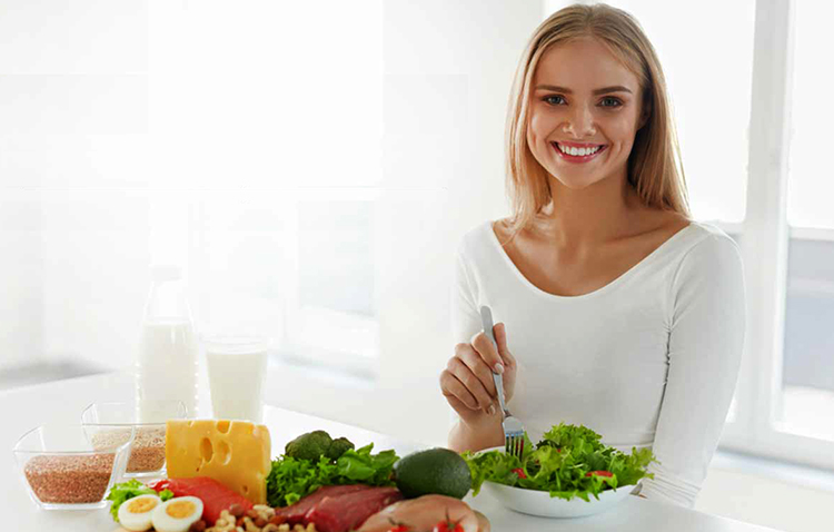 Девушка кушает