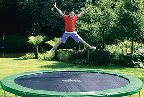 Девушка прыгает на батуте