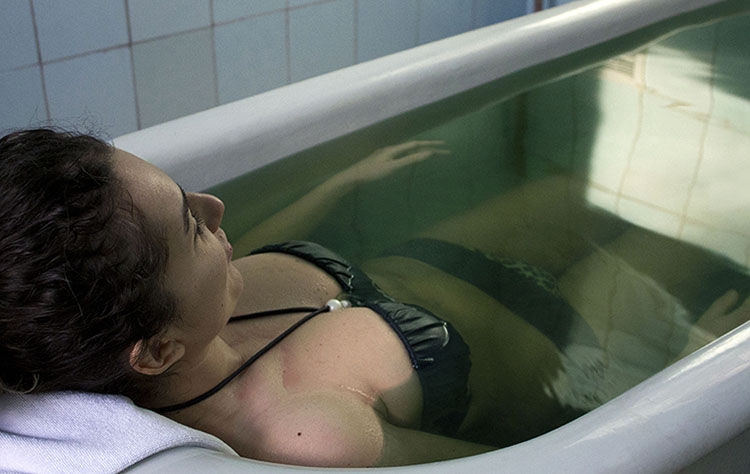 Девушка принимает ванну