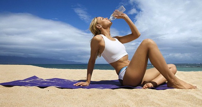 Девушка пьет воду