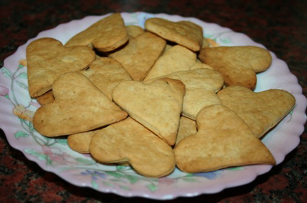 Затяжное печенье на тарелке