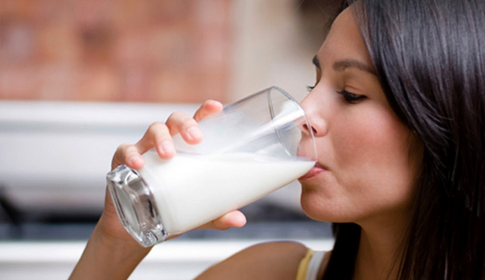 Девушка пьет молоко с содой