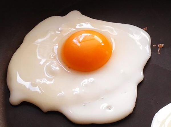 Яичница в сковороде