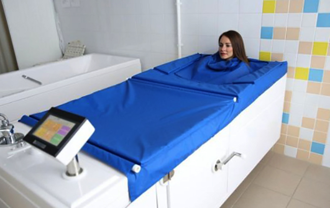 Женщина принимает углекислую ванну