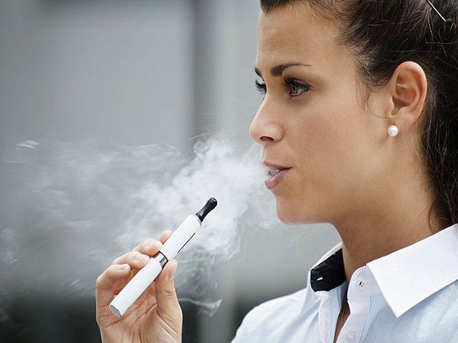 Женщина курит