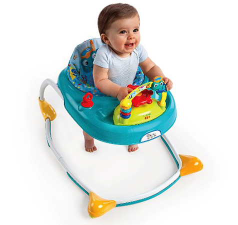 Ребенок в ходунках