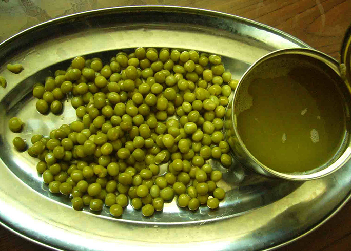 Много гороха из банки