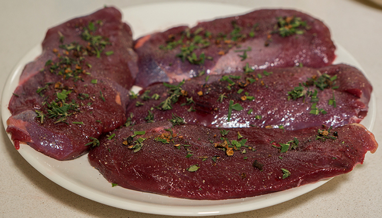 Гусятина в тарелке