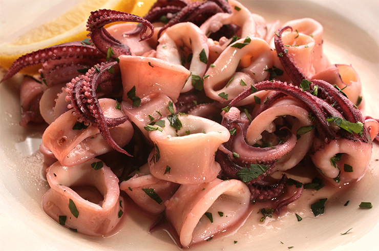 Кальмары в тарелке