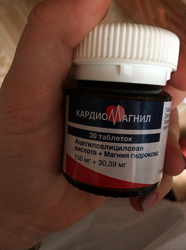 Кардиомагнил в руках