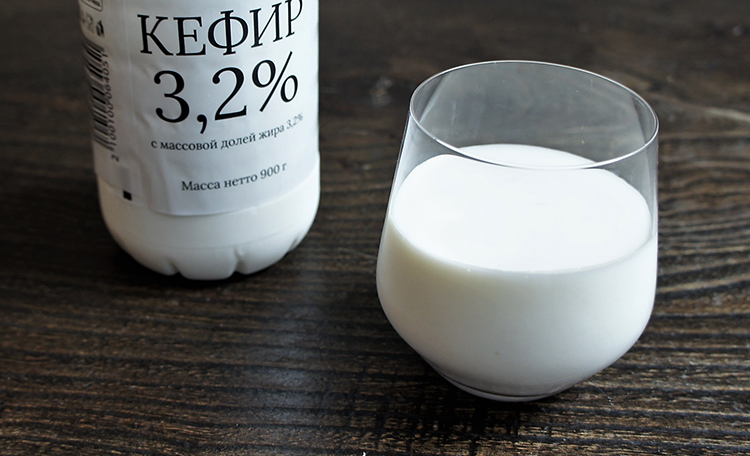 Кефир в стакане
