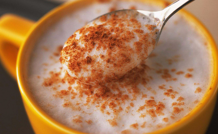 Кефир, смешанный с корицей