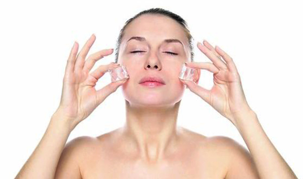 Кубики льда на лице