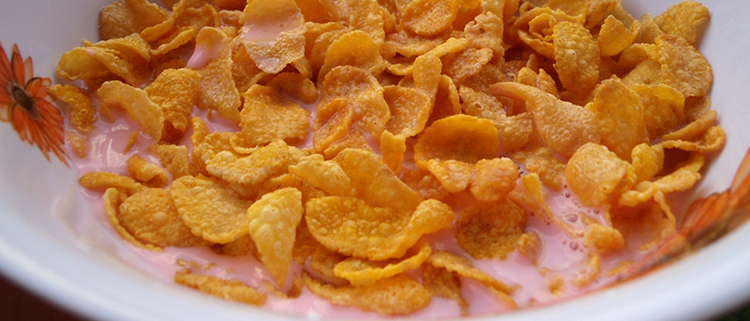 Кукурузные хлопья с молоком