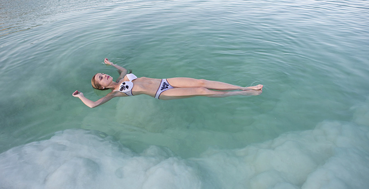 Купание в Мертвом море