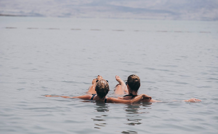 Купание в мертвом море