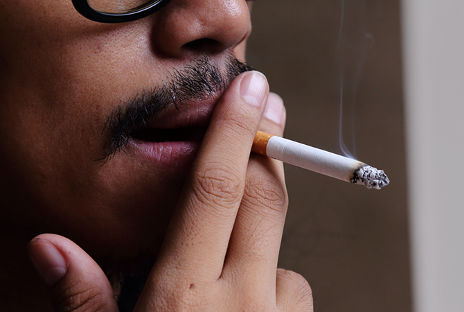 Курение сигареты