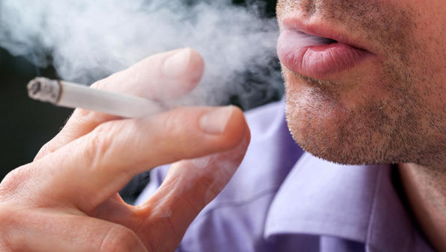 Мужчина курит