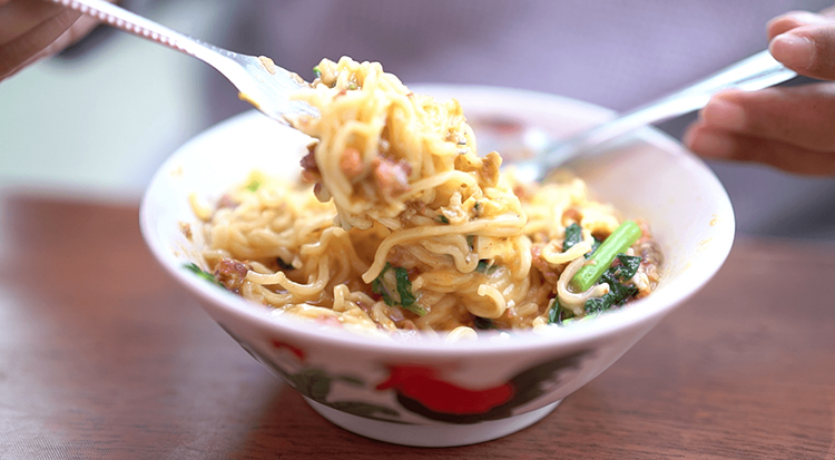 Лапша в тарелке