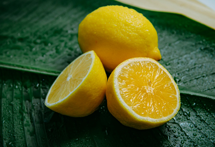 Свежие лимоны