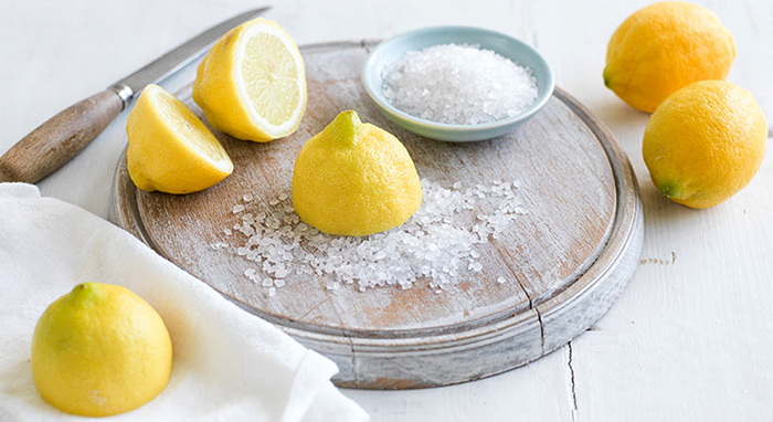 Лимон и крупная соль