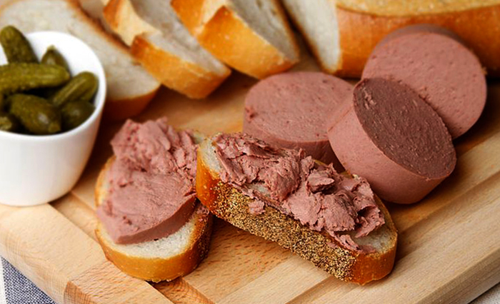 Ливерная колбаса с хлебом